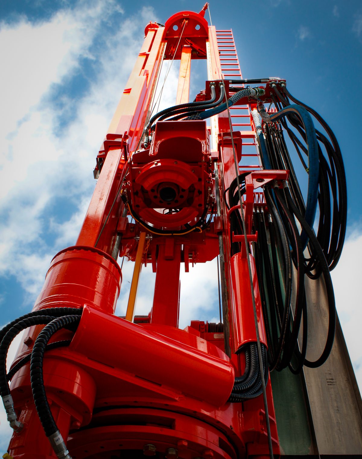 Cabezal rotativo, mástil y mangueras del equipo Dual Rotary vistos desde abajo / Rotary head, mast and hoses of the Dual Rotary rig seen from below