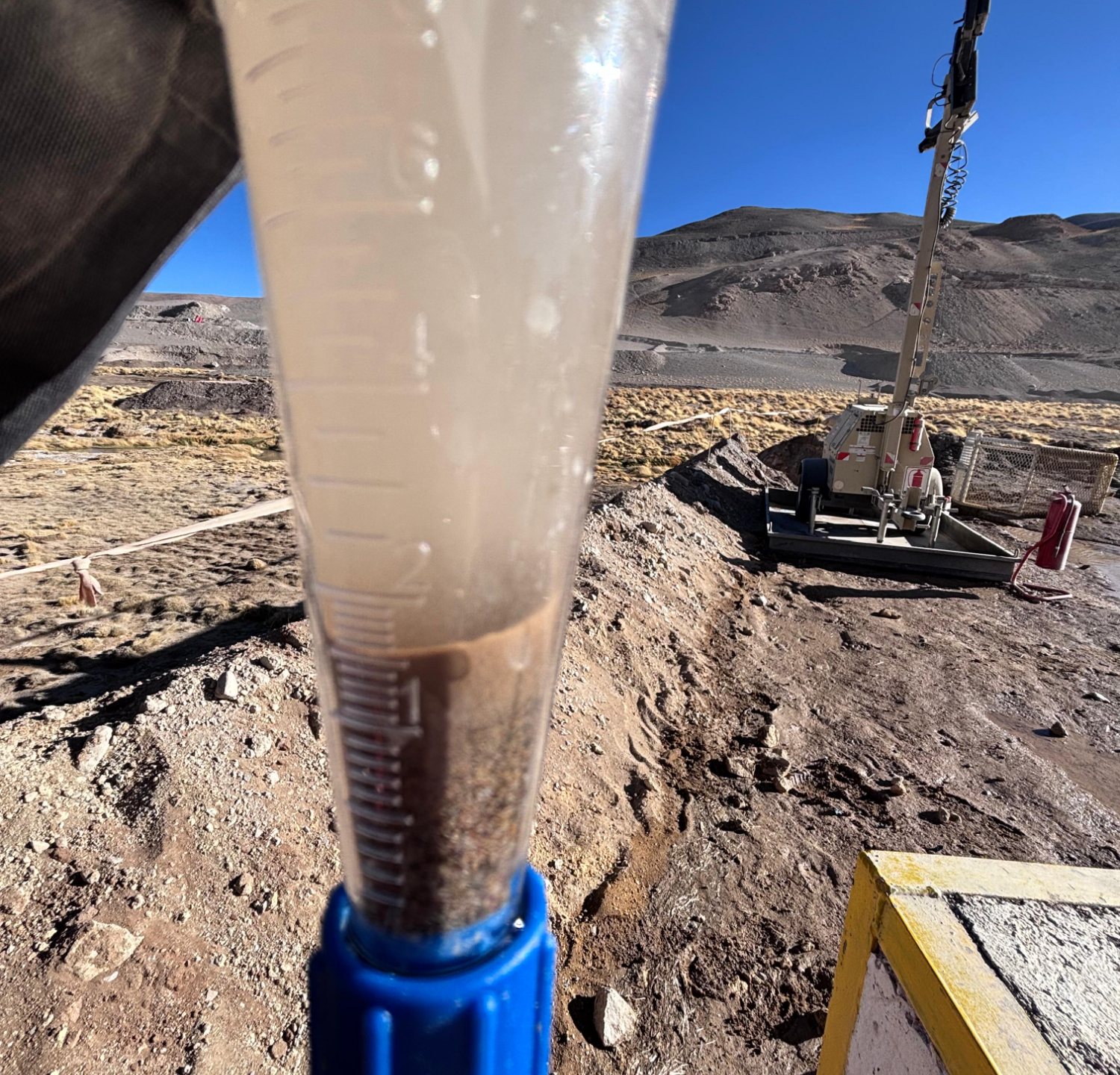 Muestreo de agua del pozo en probeta graduada / Well water sampling in a graduated cylinder