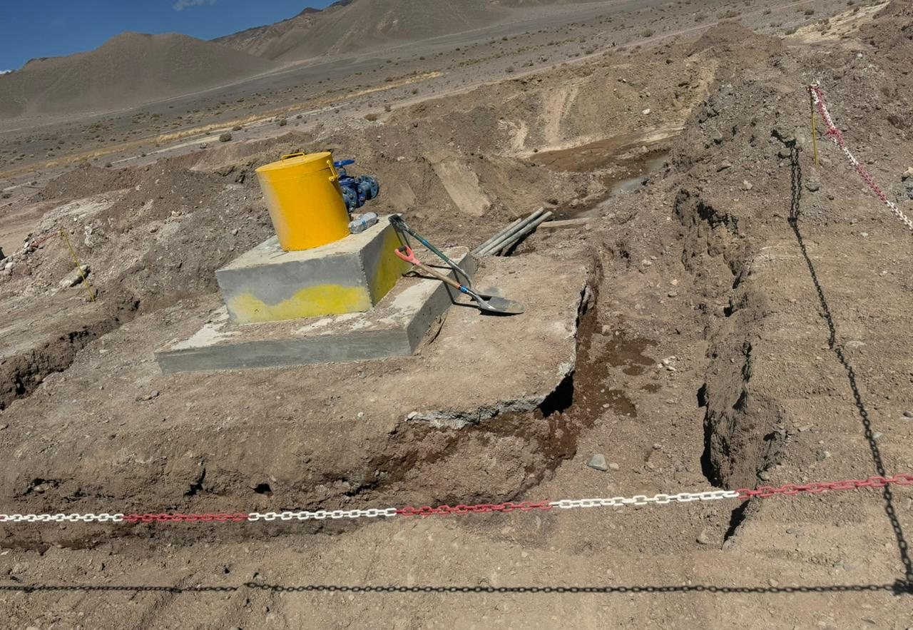 Boca de pozo terminada con delimitación perimetral / Completed wellhead with perimeter delimitation