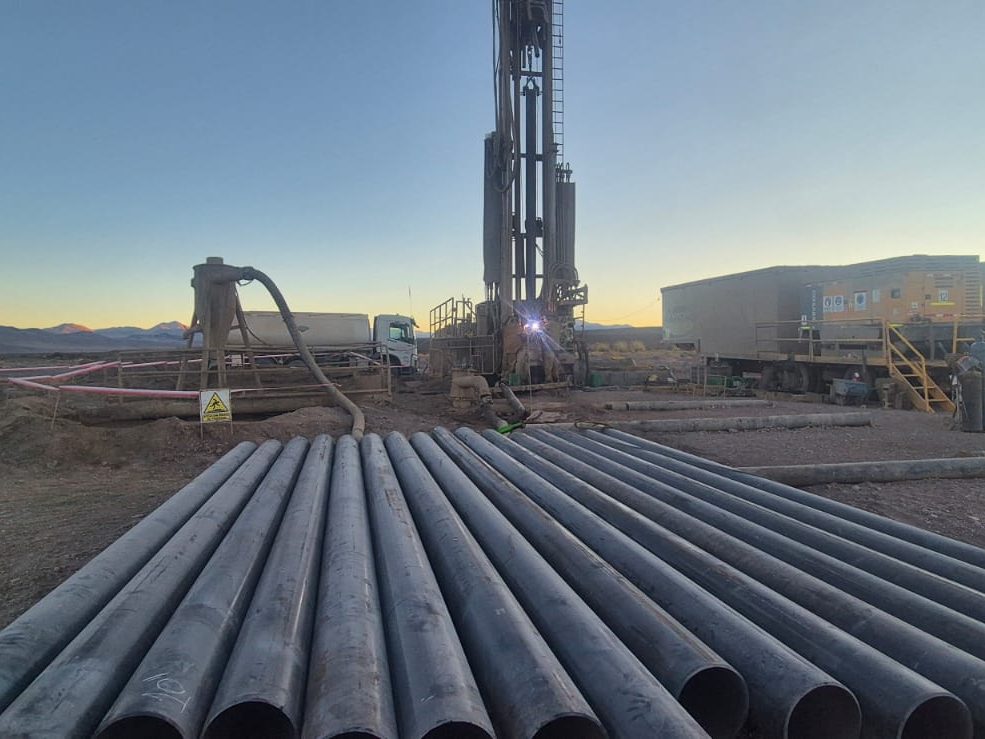 Amanecer en el pozo: soldadura de camisa y tren de compresores / Dawn at the well: casing welding and the compressor train