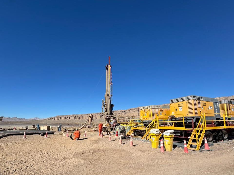 Equipo y tren de compresores en operación diurna / Rig and compressor train in daytime operation