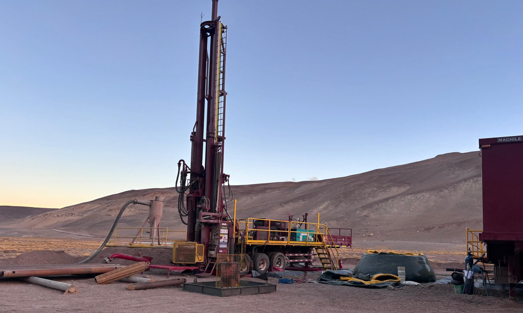 Plataforma de perforación al atardecer en la cordillera / Drilling platform at dusk in the cordillera