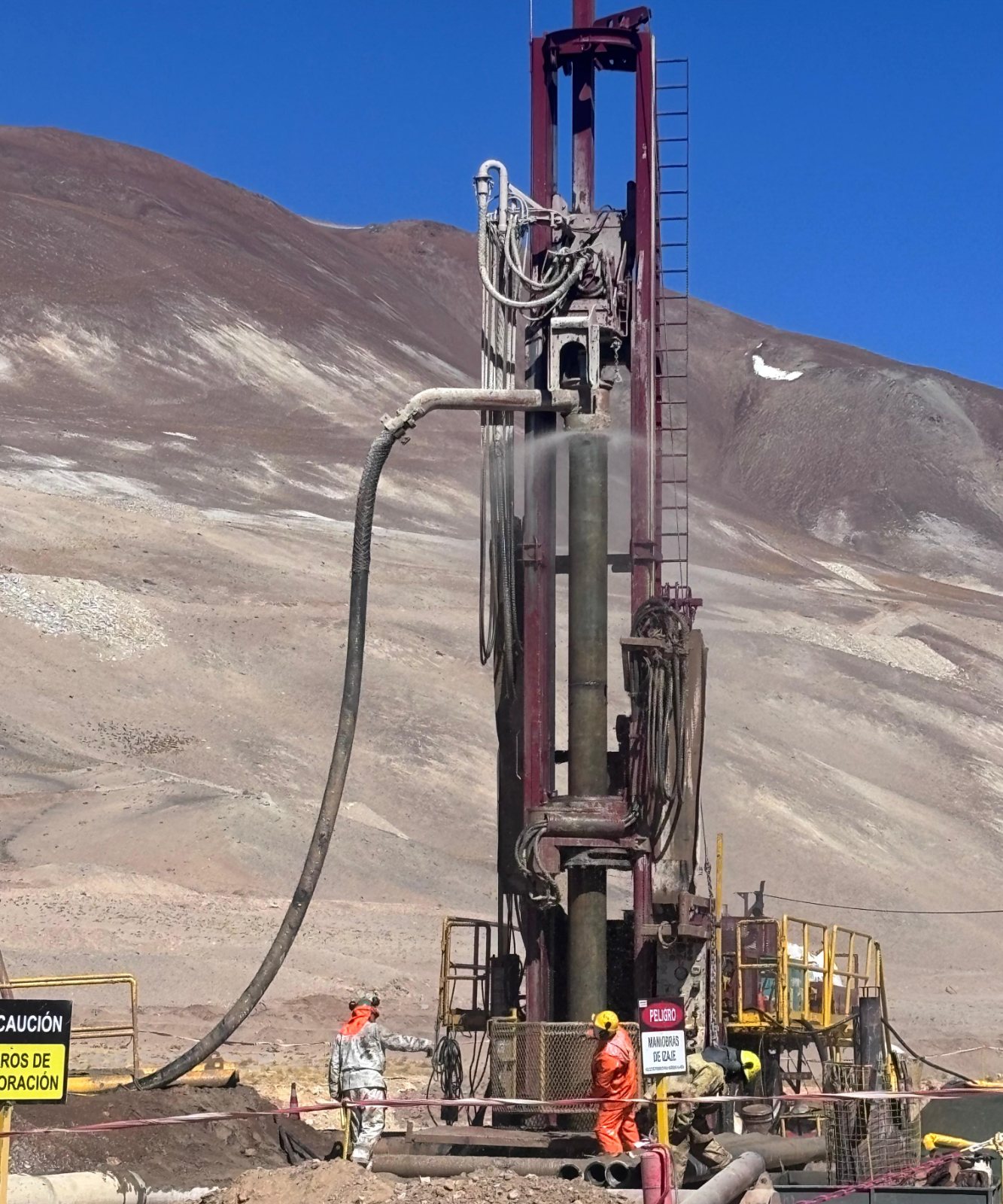 Torre de perforación con el penacho de aire saliendo del pozo / Drilling mast with the air plume rising from the hole