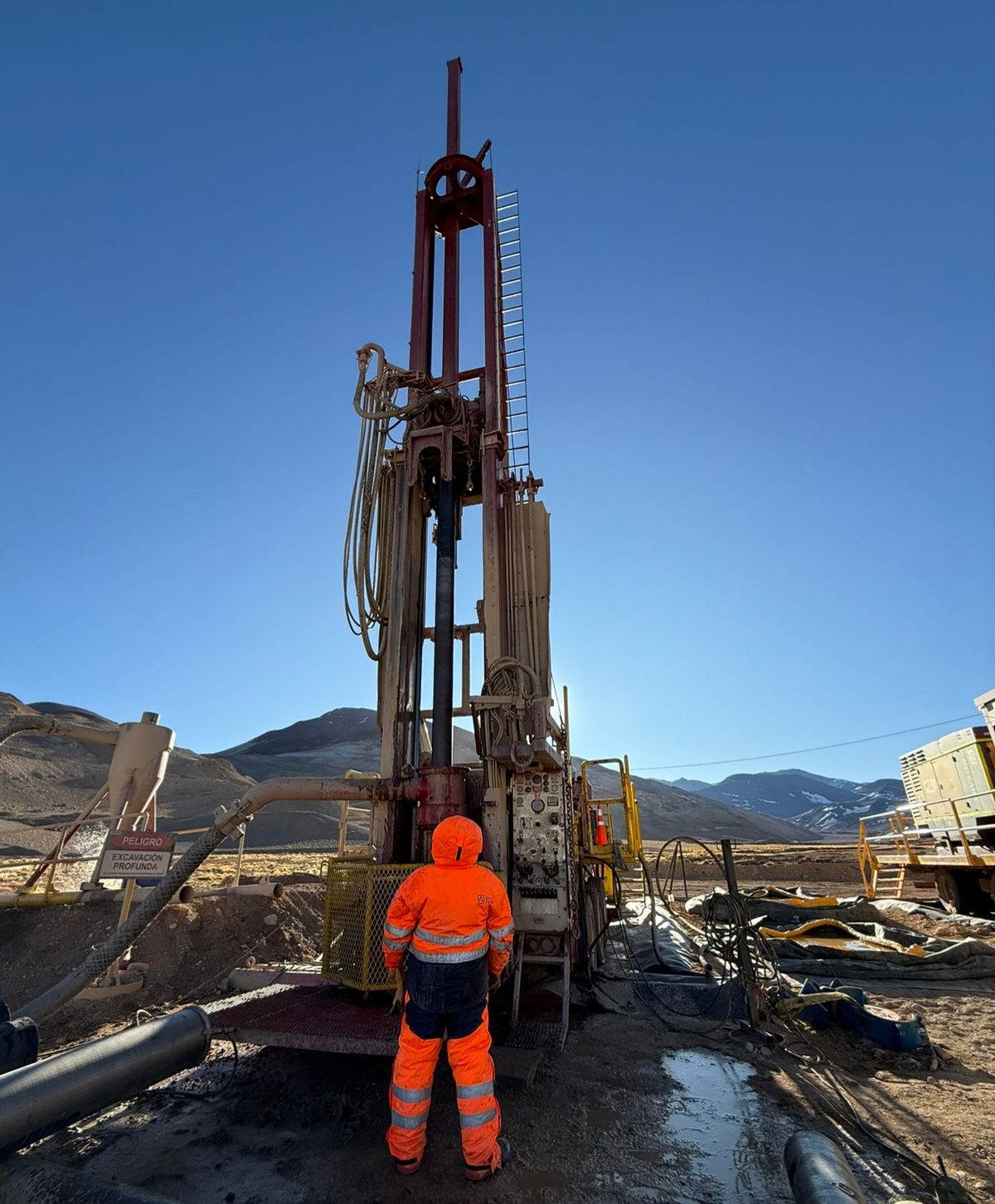 Operador frente al equipo Dual Rotary antes de iniciar la maniobra / Operator facing the Dual Rotary rig before starting the manoeuvre