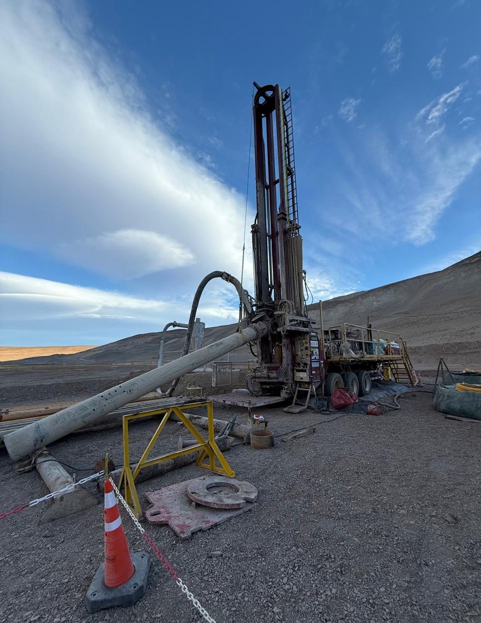 Torre de perforación Dual Rotary bajo nubes lenticulares en la alta cordillera / Dual Rotary drilling mast under lenticular clouds in the high Andes