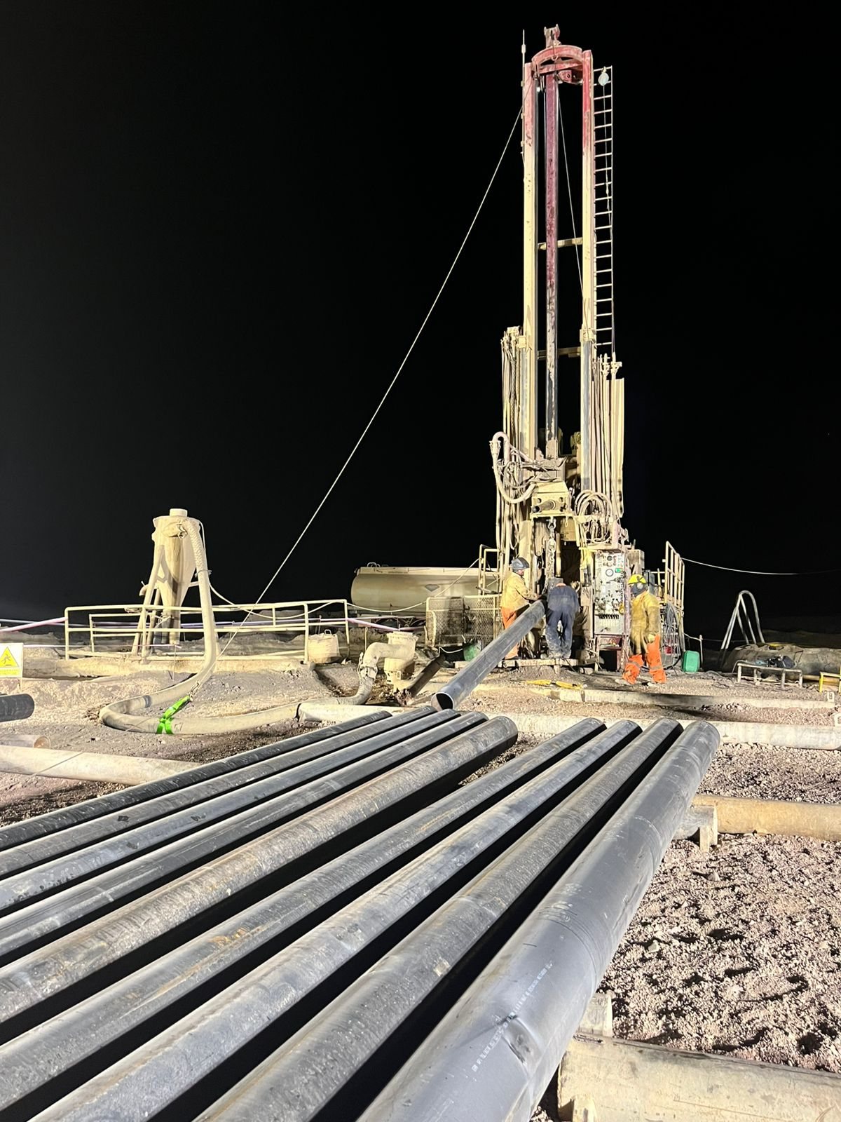 Perforación en turno de noche en la cordillera de San Juan / Night-shift drilling in the San Juan Andes
