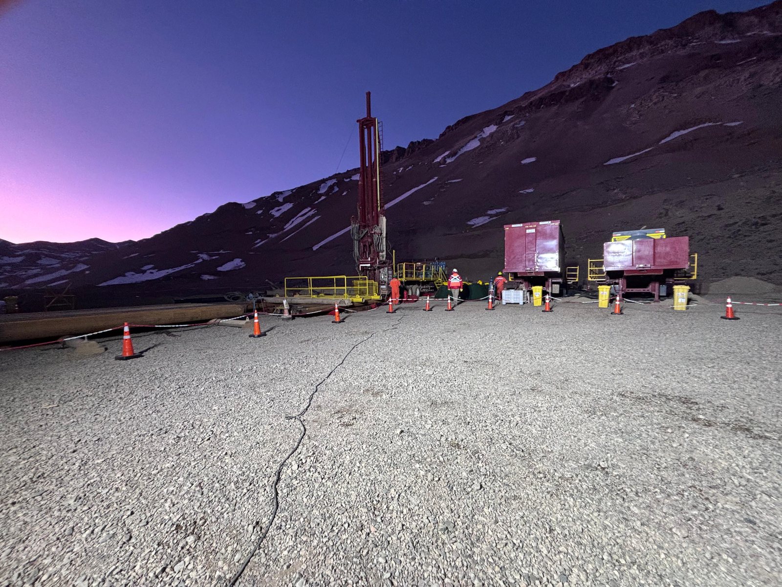 Equipo de perforación al amanecer, con el frente delimitado y la cuadrilla iniciando el turno / Drilling rig at dawn, with the work front delimited and the crew starting the shift